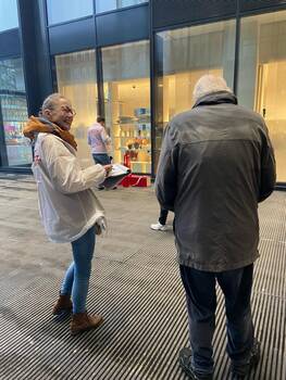 medewerker gemeente in gesprek op straat met inwoner 
