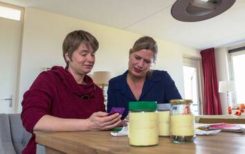 2 vrouwen aan tafel